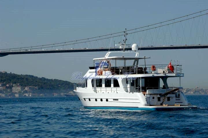 2025 Yılbaşı Gecesi: Bosphorus Tekneleri ile Boğaz’da Unutulmaz Bir Kutlama