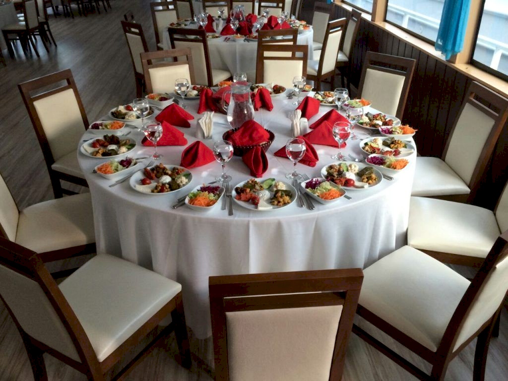 Teknede Şirket Yemeği