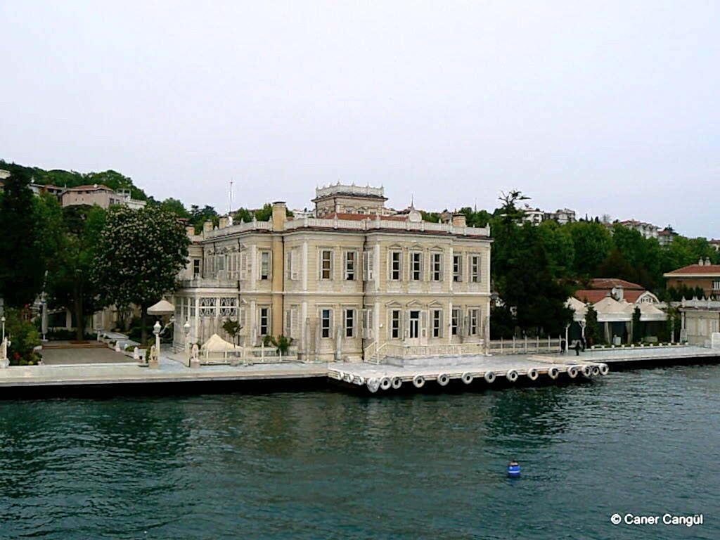 Boğaz’ın Tarihi Yalıları: Tekne Turu ile Zamanda Yolculuk