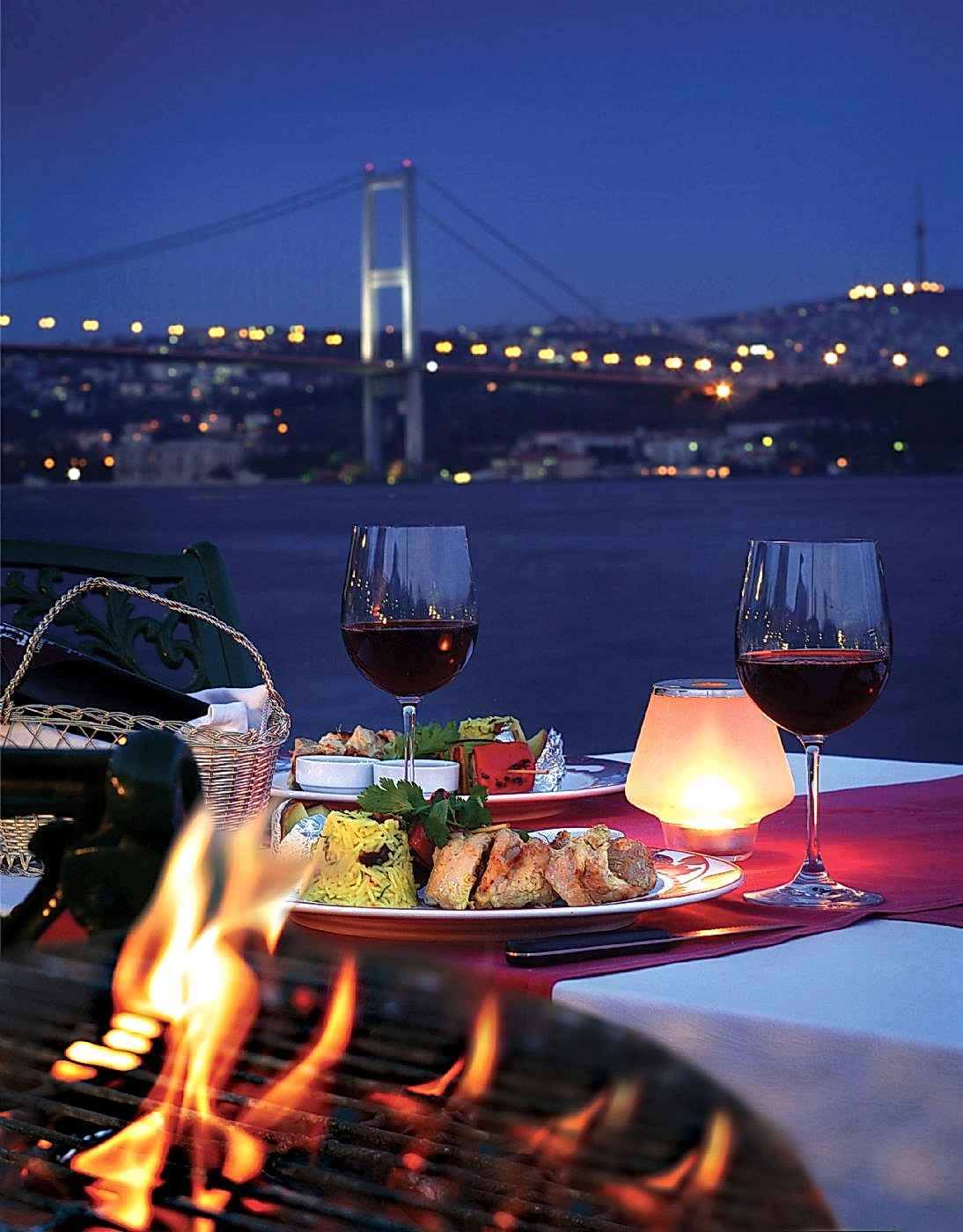 İstanbul Boğazı’nda Unutulmaz Bir Evlilik Yıl Dönümü Kutlaması